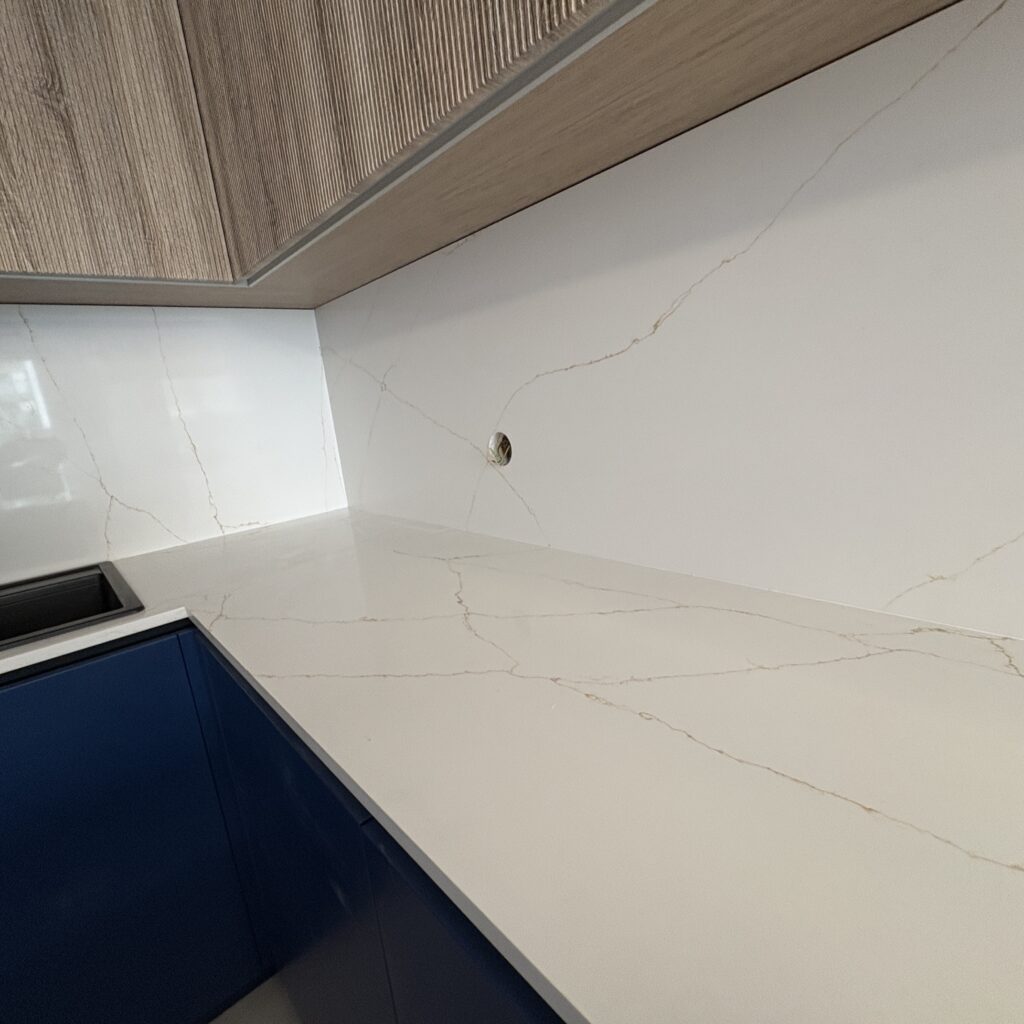 blaty i okładziny z konglomeratu Calacatta Gold -widok na łączenie blatów i okładzin