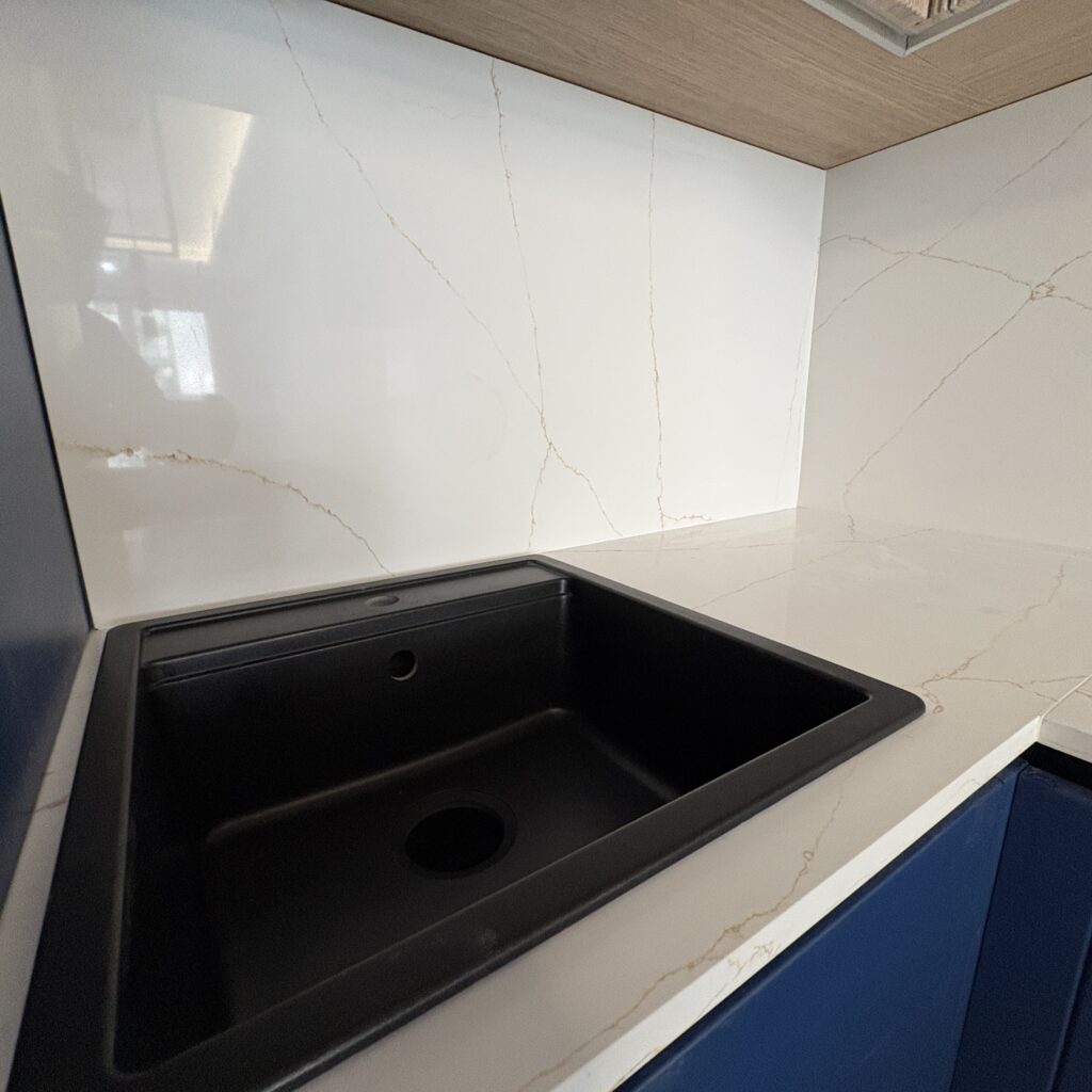 blaty i okładziny z konglomeratu Calacatta Gold -widok na zlew nakładany