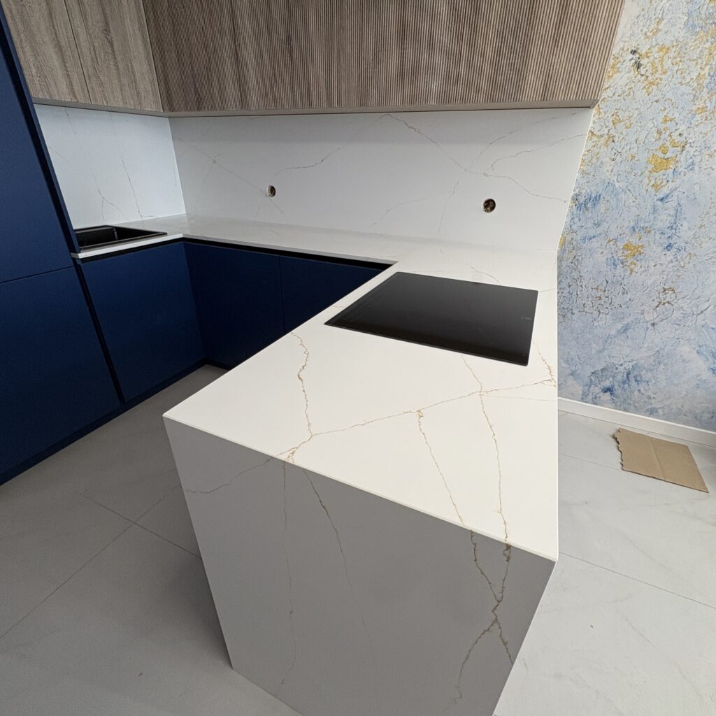 blaty i okładziny z konglomeratu Calacatta Gold -widok na całość z bliska