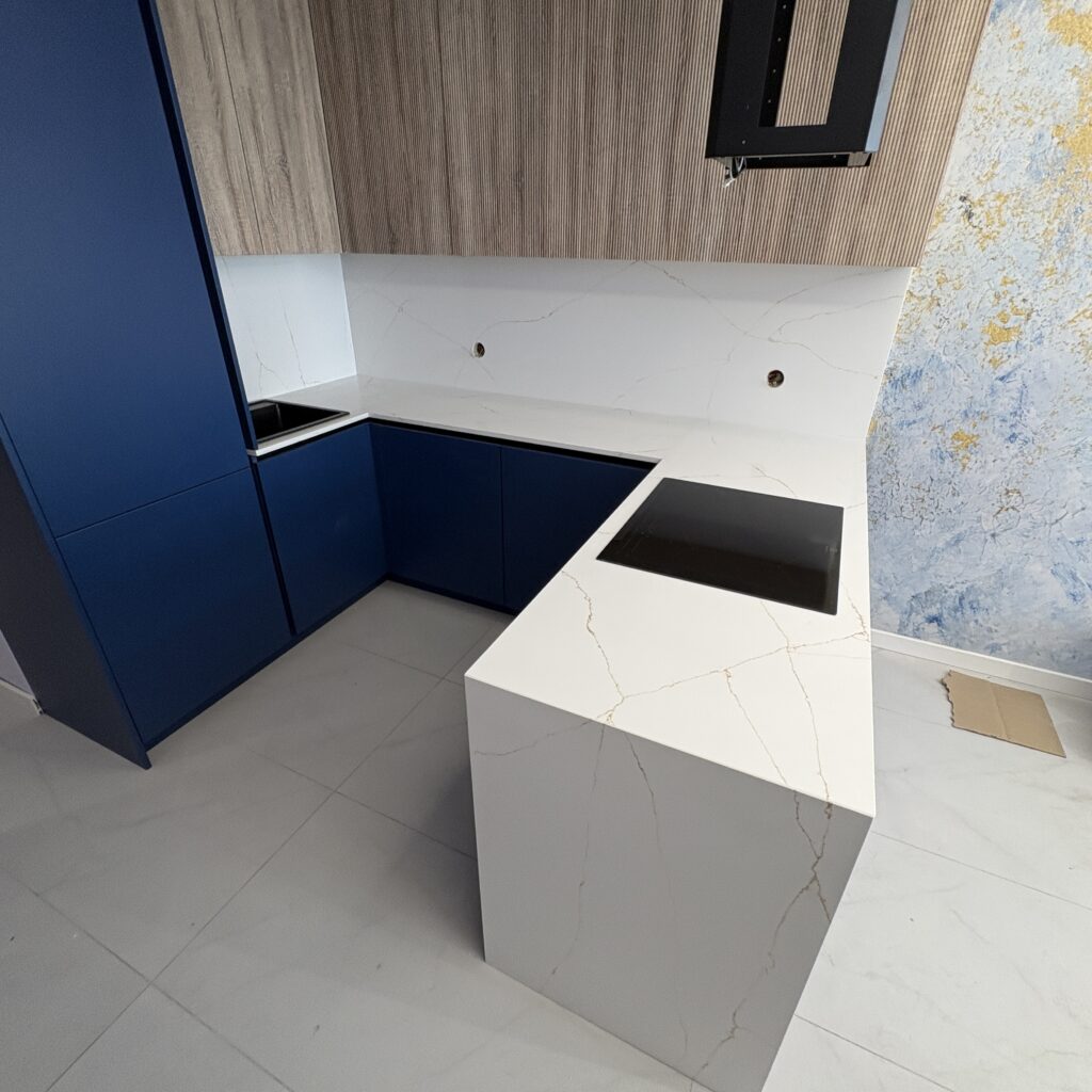 blaty i okładziny z konglomeratu Calacatta Gold -widok na całość z daleka