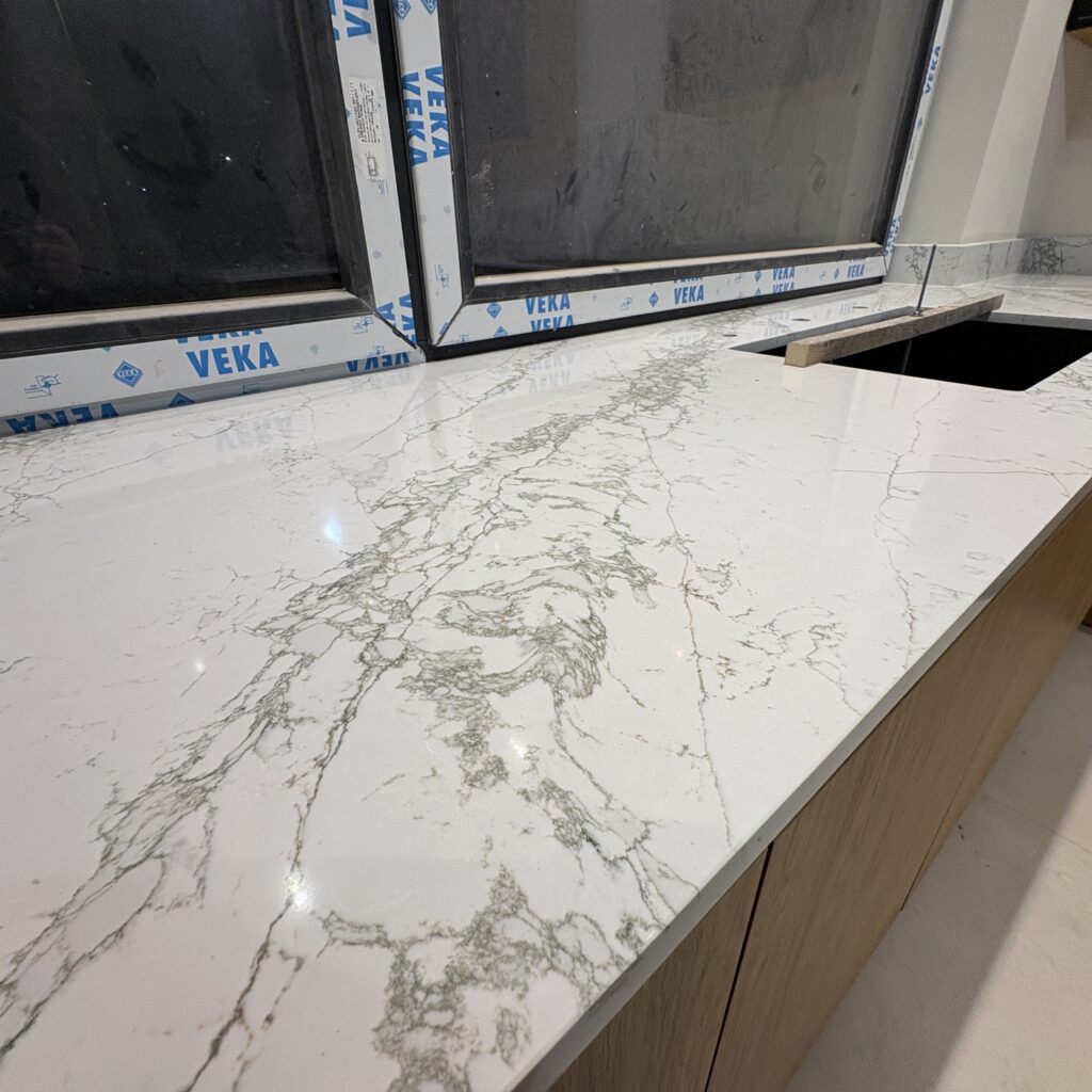 blaty z konglomeratu Verde Peak - widok na blat z parapetem oraz zlew podwieszany