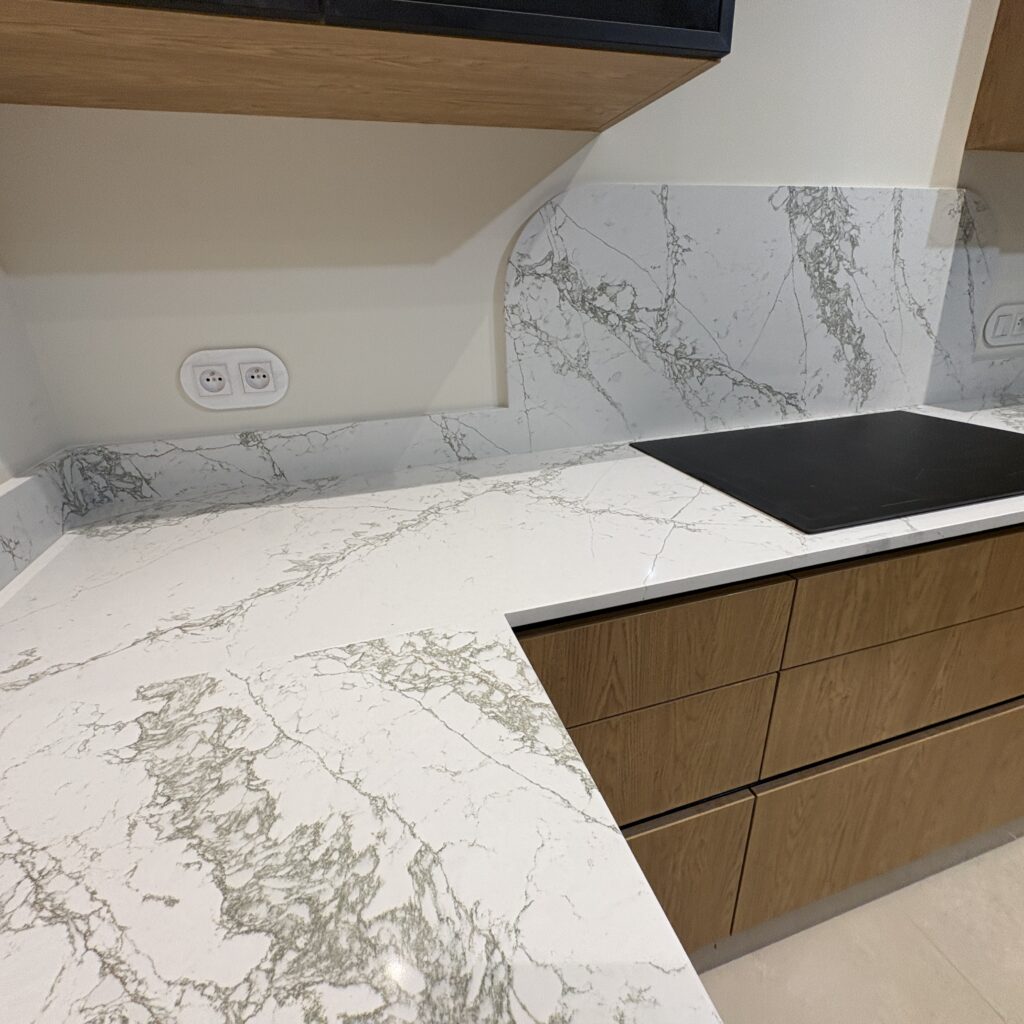 blaty z konglomeratu Verde Peak - widok na łączenie blatów oraz płytę indukcyjną i okładzinę ścienną za nią