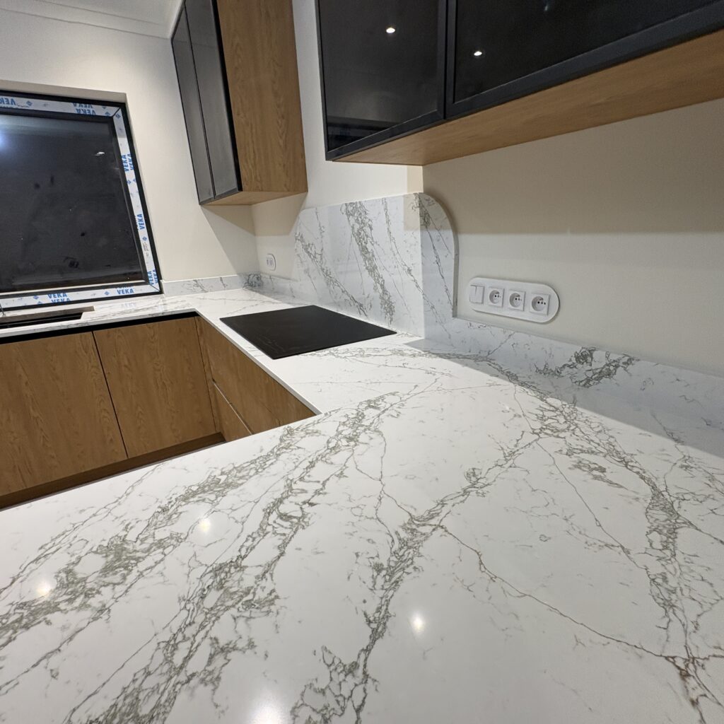 blaty z konglomeratu Verde Peak - widok z poziomu wyspy