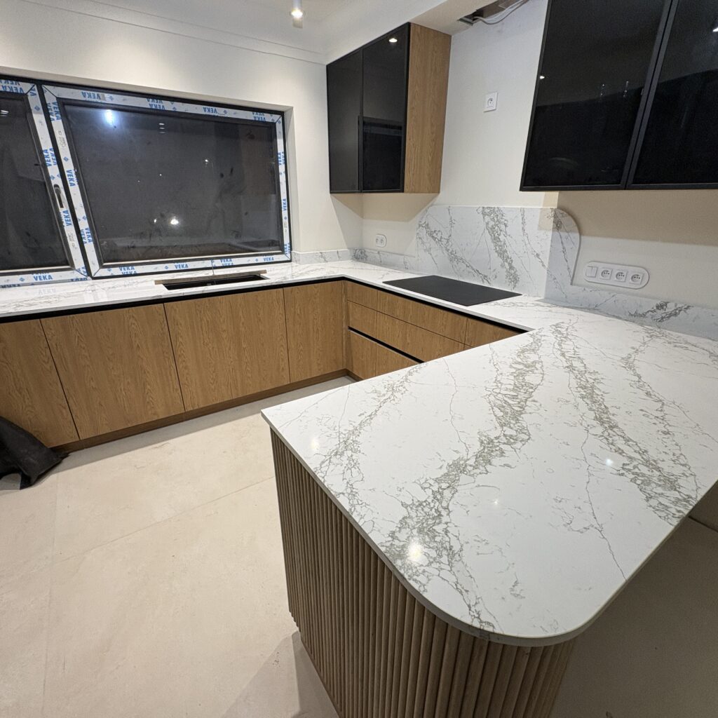 blaty z konglomeratu Verde Peak - widok na całą kuchnię