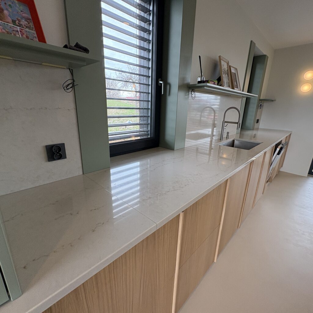 kuchnia wykończona blatami Taj Mahal Gold 3cm - wiadok na blat roboczy z parapetem