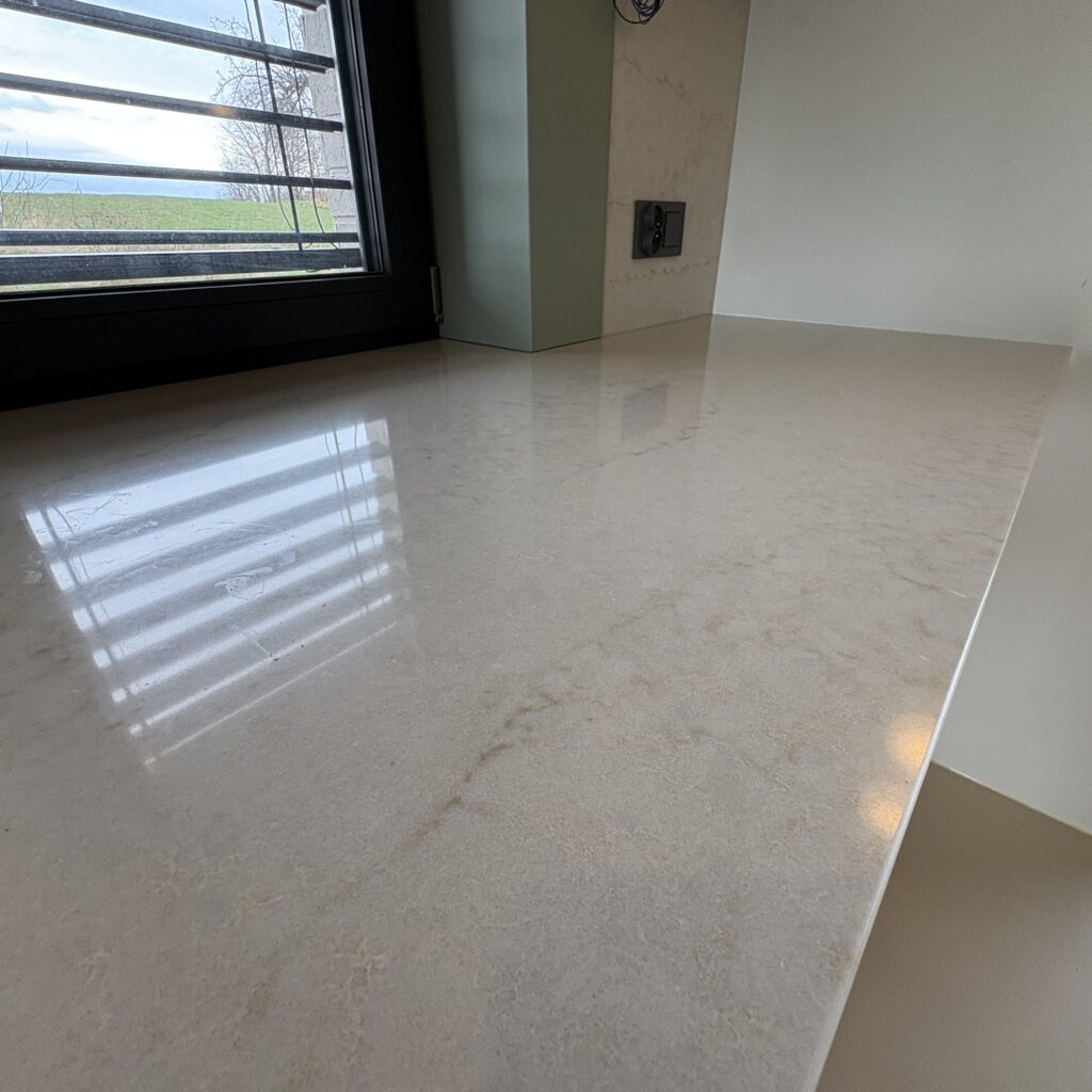 kuchnia wykończona blatami Taj Mahal Gold 3cm - wiadok na blat roboczy z bliska z prawej strony