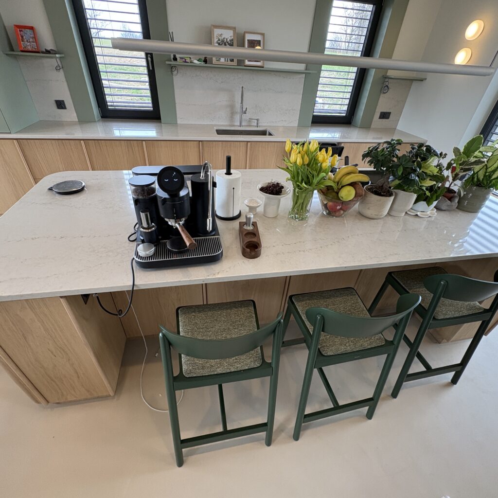 kuchnia wykończona blatami Taj Mahal Gold 3cm - wiadok na wyspę z przodu