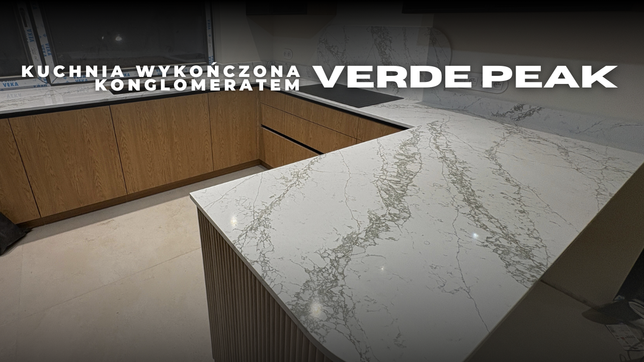 kuchnia wykończona konglomeratem Verde Peak - blaty, okładzina i cokoły