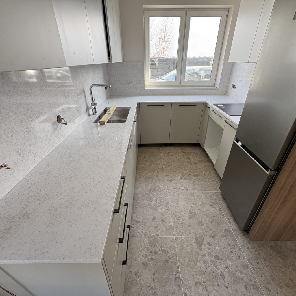 blaty kuchenne i okładziny z konglomeratu Wedding Lily - widok na całą kuchnię