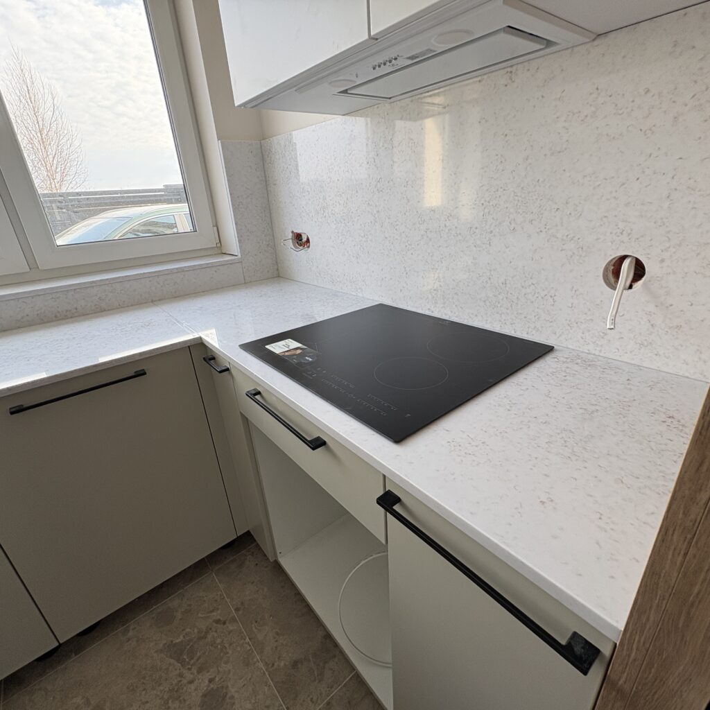 blaty kuchenne i okładziny z konglomeratu Wedding Lily - widok na blat z indukcją