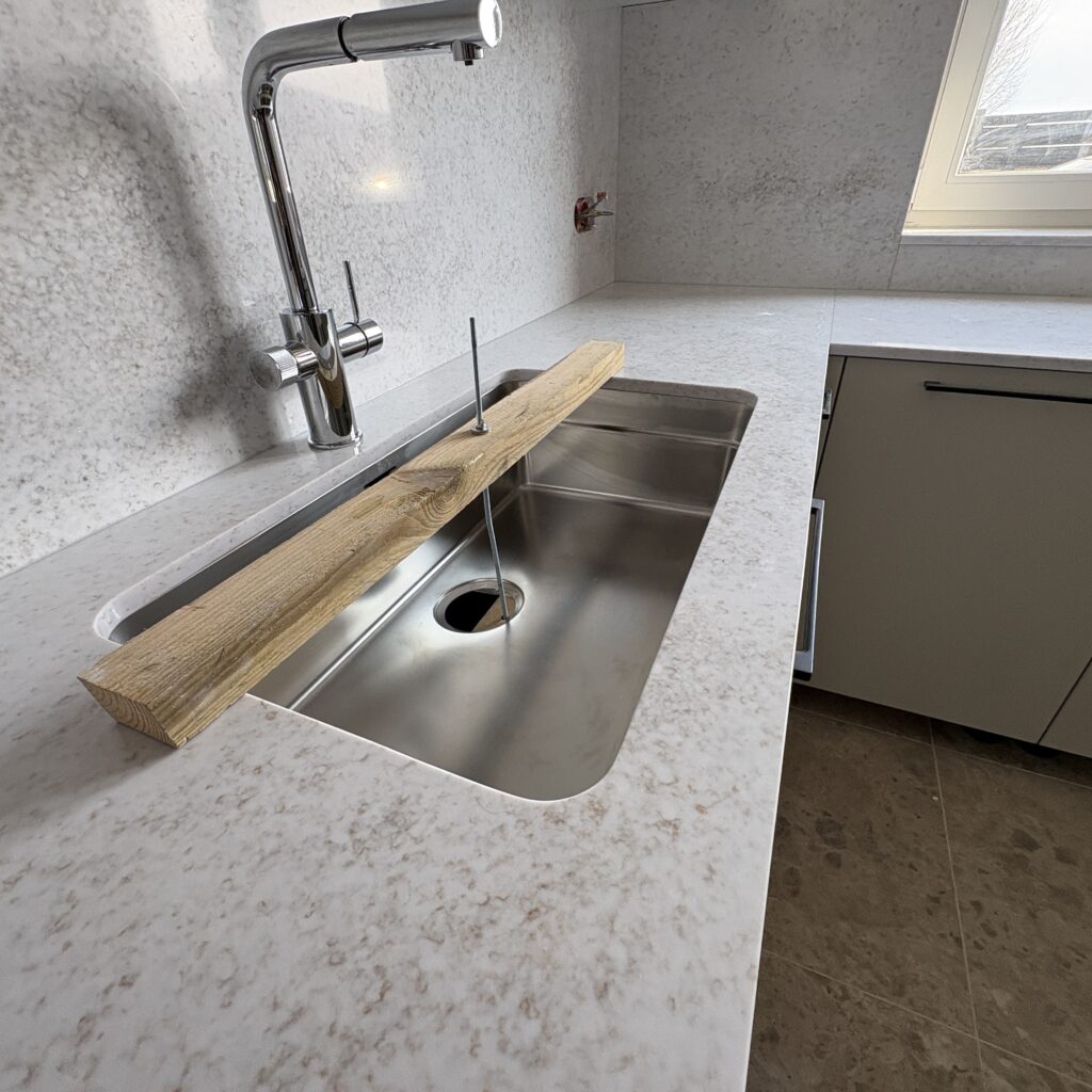 blaty kuchenne i okładziny z konglomeratu Wedding Lily - widok na zlew podwieszany