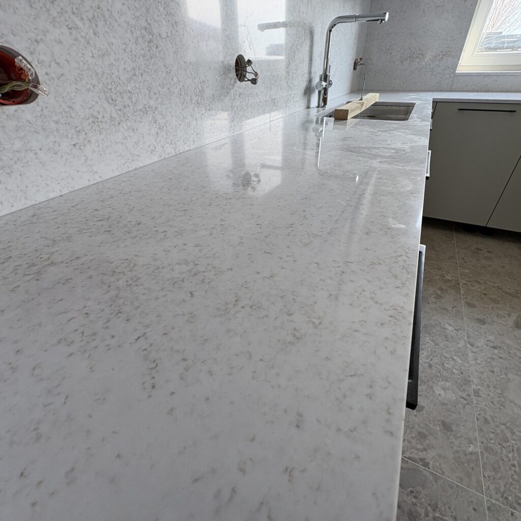 blaty kuchenne i okładziny z konglomeratu Wedding Lily - widok na blat ze zlewem i okładzinę