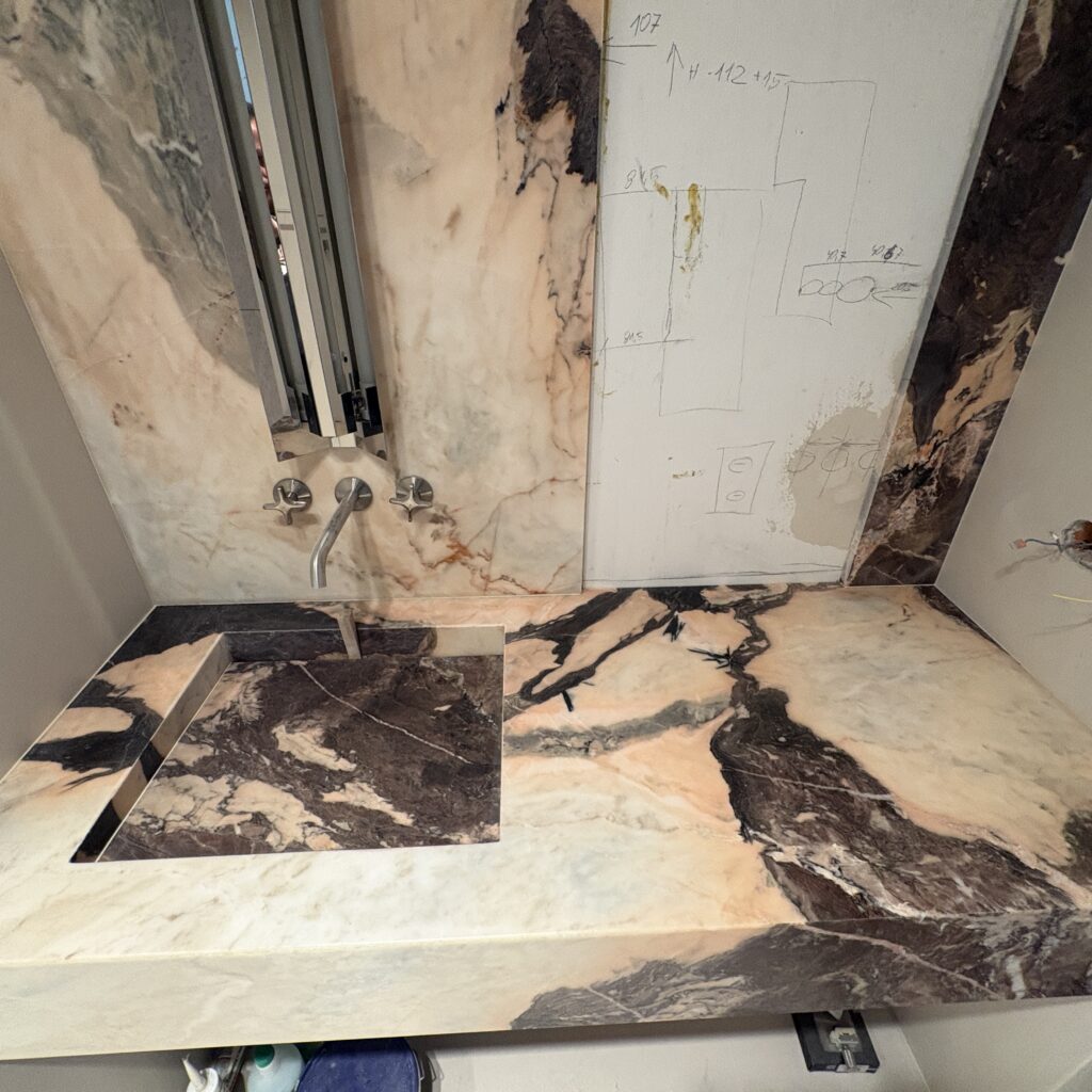 blat łazienkowy z umywalką zintegrowaną oraz okładziny ścienne z marmuru Calacatta Nobile - widok z przodu