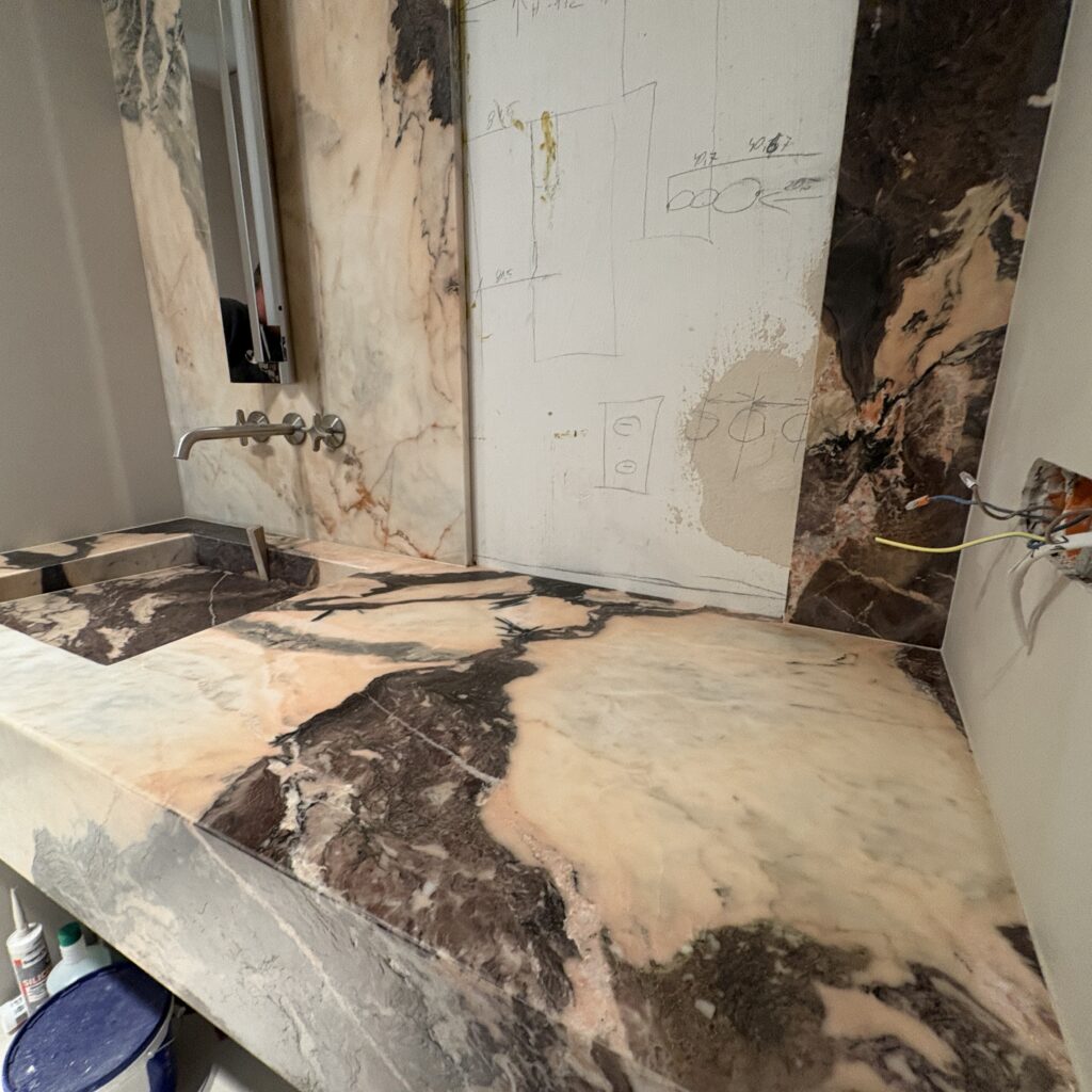 blat łazienkowy z umywalką zintegrowaną oraz okładziny ścienne z marmuru Calacatta Nobile - widok z prawej strony