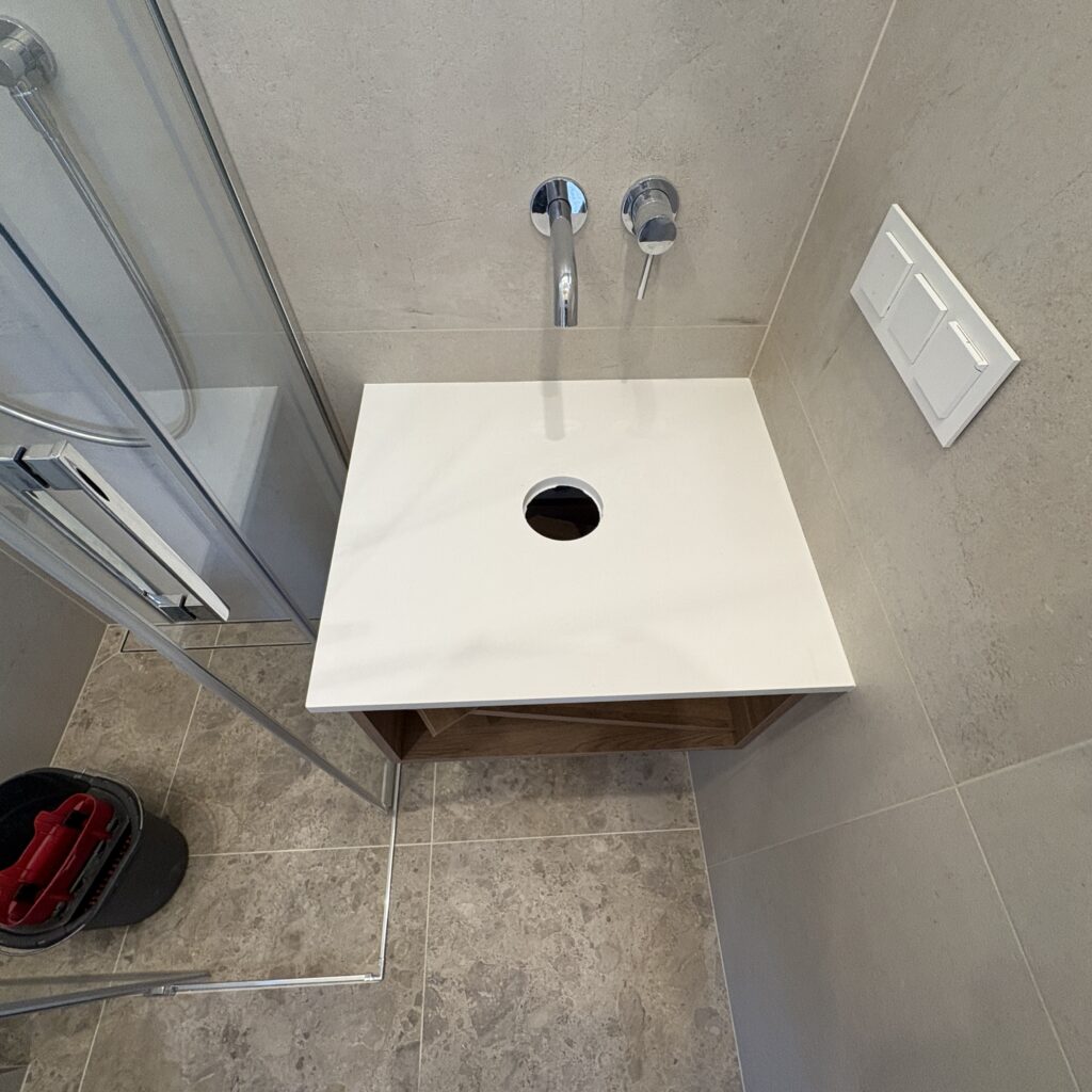 mały blat łazienkowy z konglomeratu kwarcowego Polar White - widok z góry