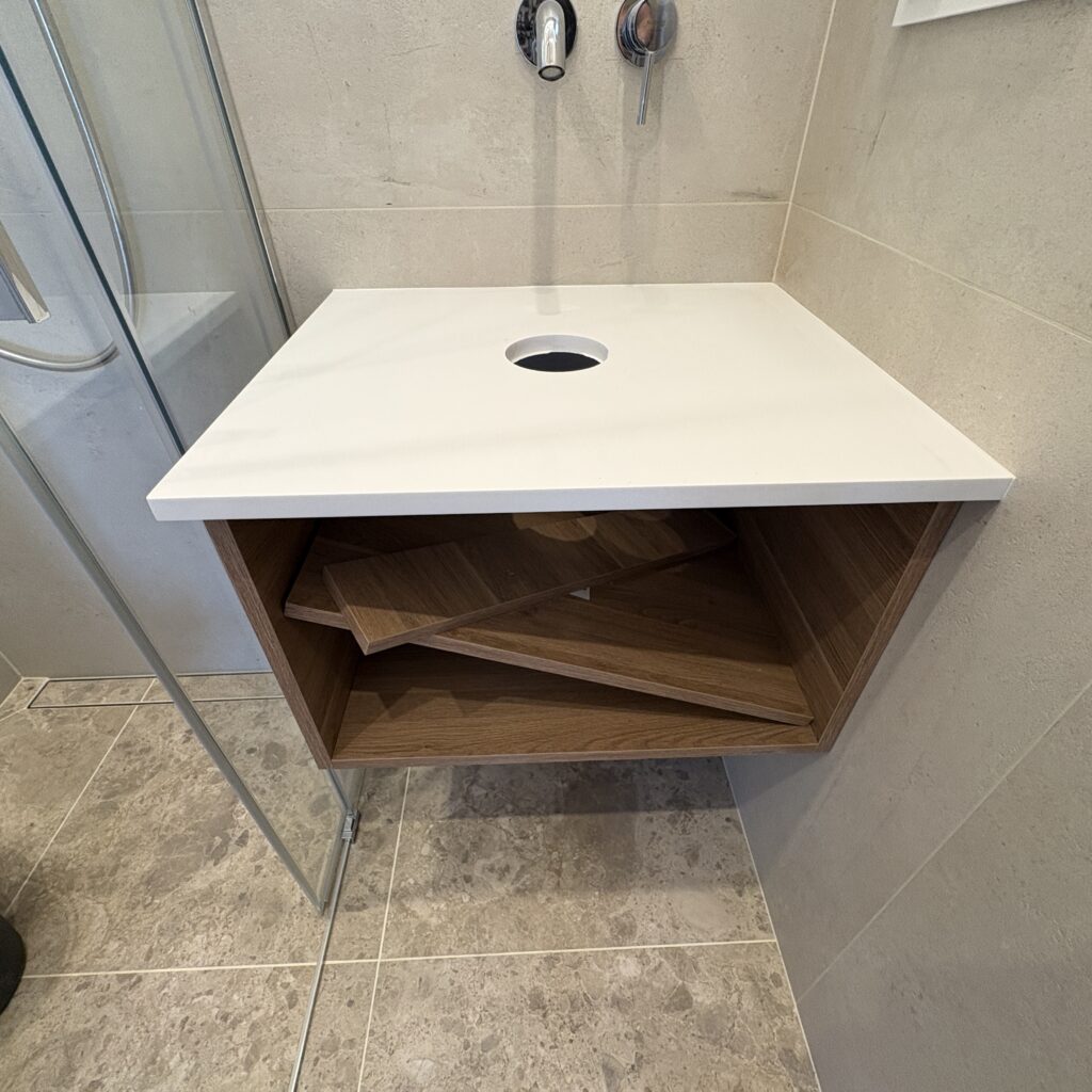 mały blat łazienkowy z konglomeratu kwarcowego Polar White - widok z przodu