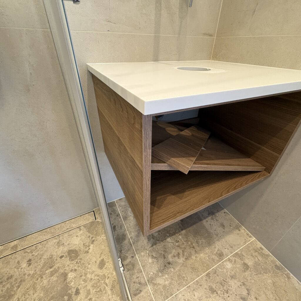 mały blat łazienkowy z konglomeratu kwarcowego Polar White - widok z lewej strony