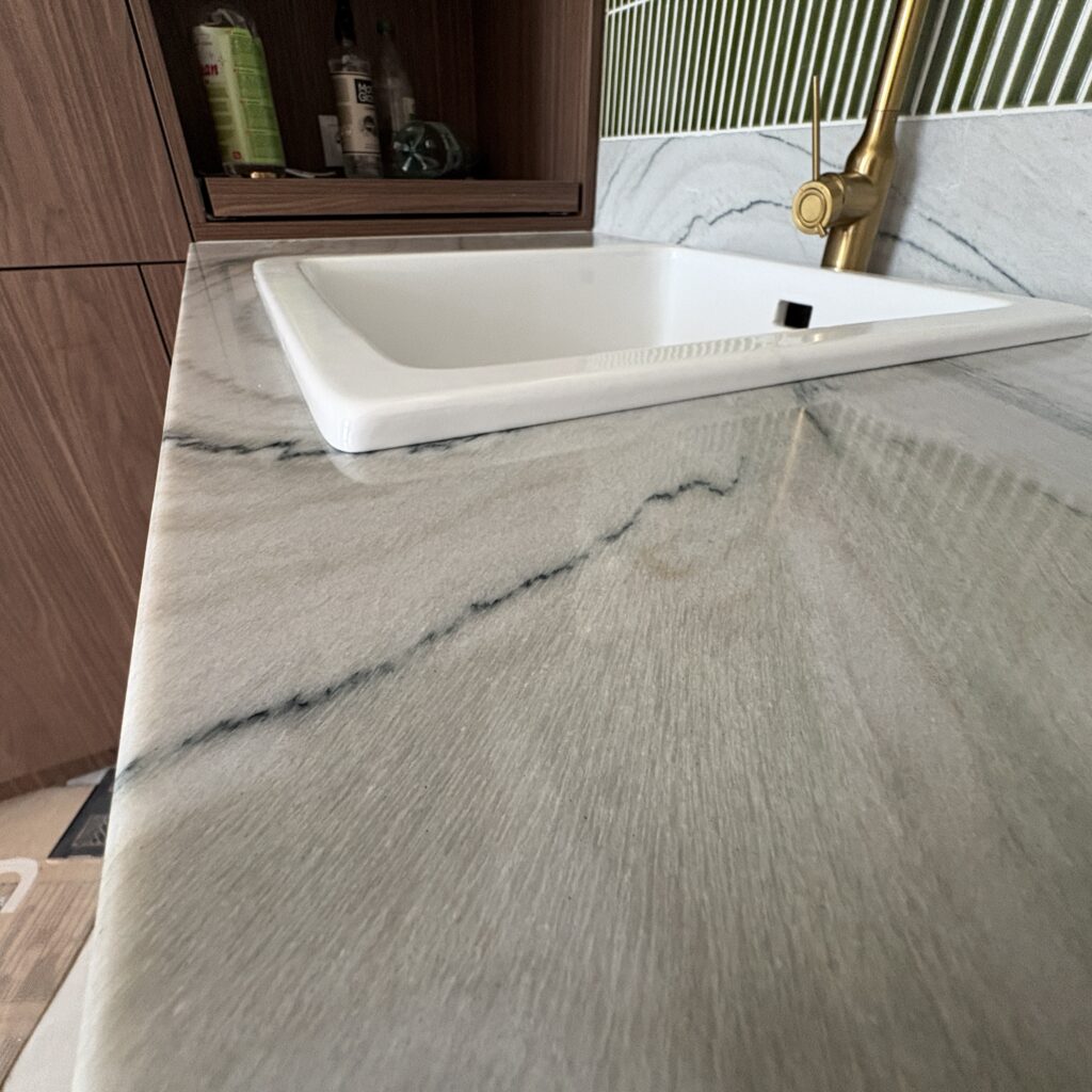 blat kuchenny z kwarcytu naturalnego Macaubas Fantasy - widok na zlew nakładany