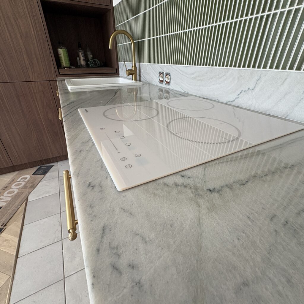 blat kuchenny z kwarcytu naturalnego Macaubas Fantasy - widok na płytę indukcyjną