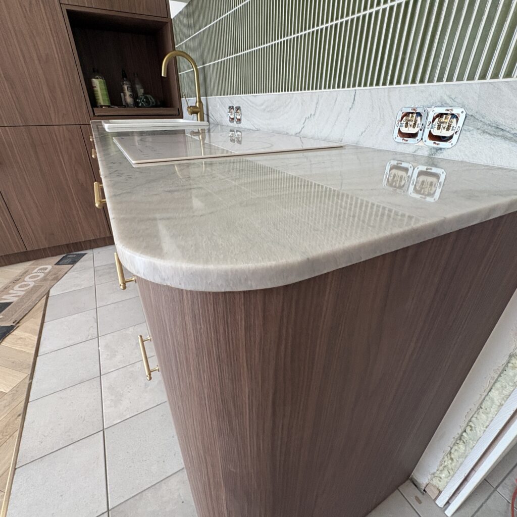 blat kuchenny z kwarcytu naturalnego Macaubas Fantasy - widok z prawej strony z bliska