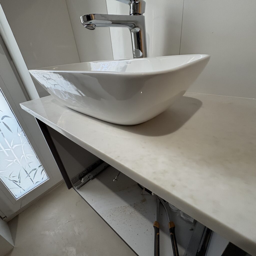 niewielki blat łazienkowy z konglomeratu Taj Mahal - widok przy umywalce