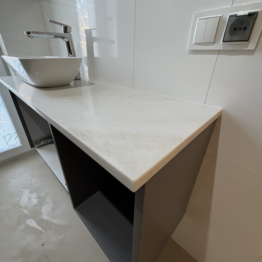 niewielki blat łazienkowy z konglomeratu Taj Mahal - widok z prawej strony