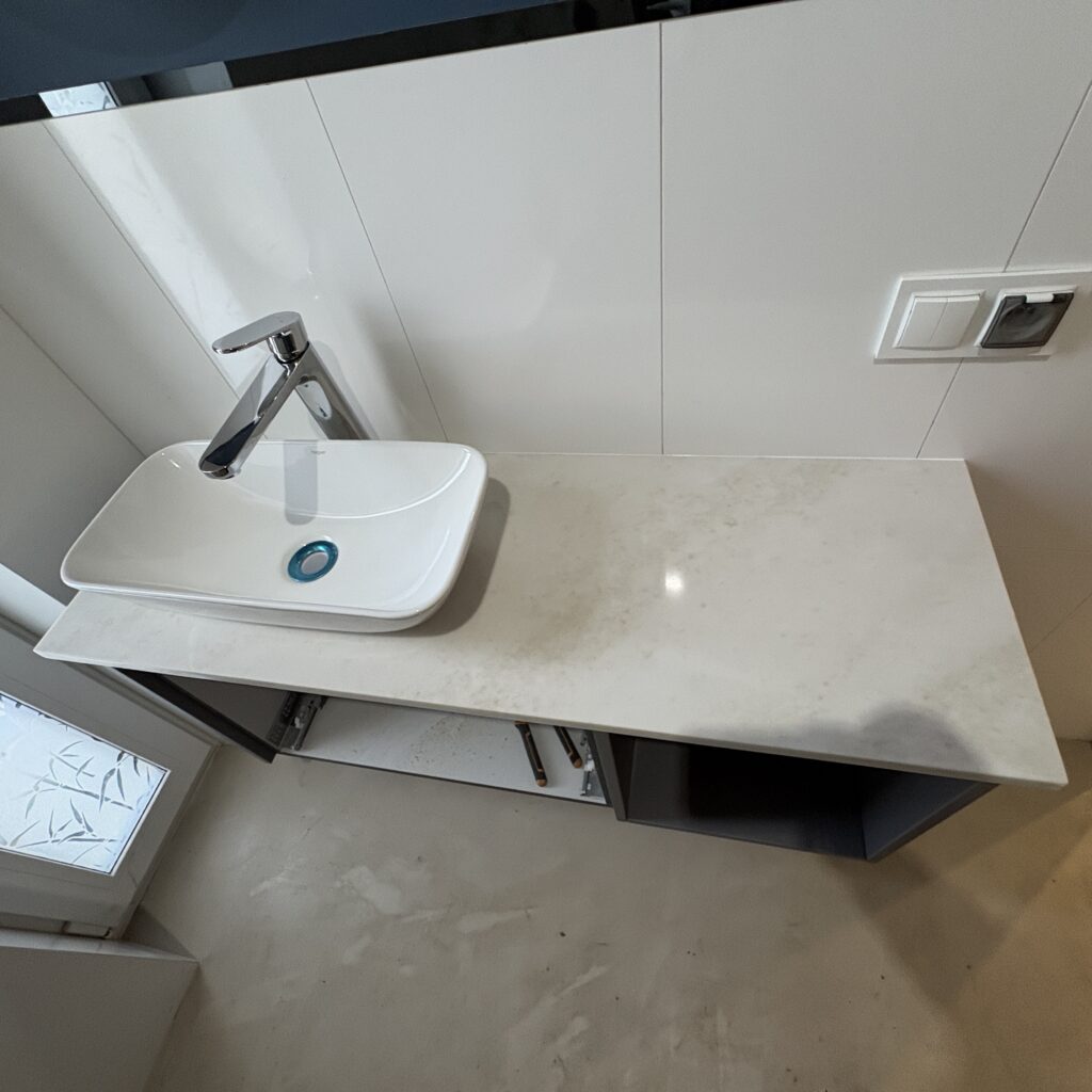 niewielki blat łazienkowy z konglomeratu Taj Mahal - widok z góry