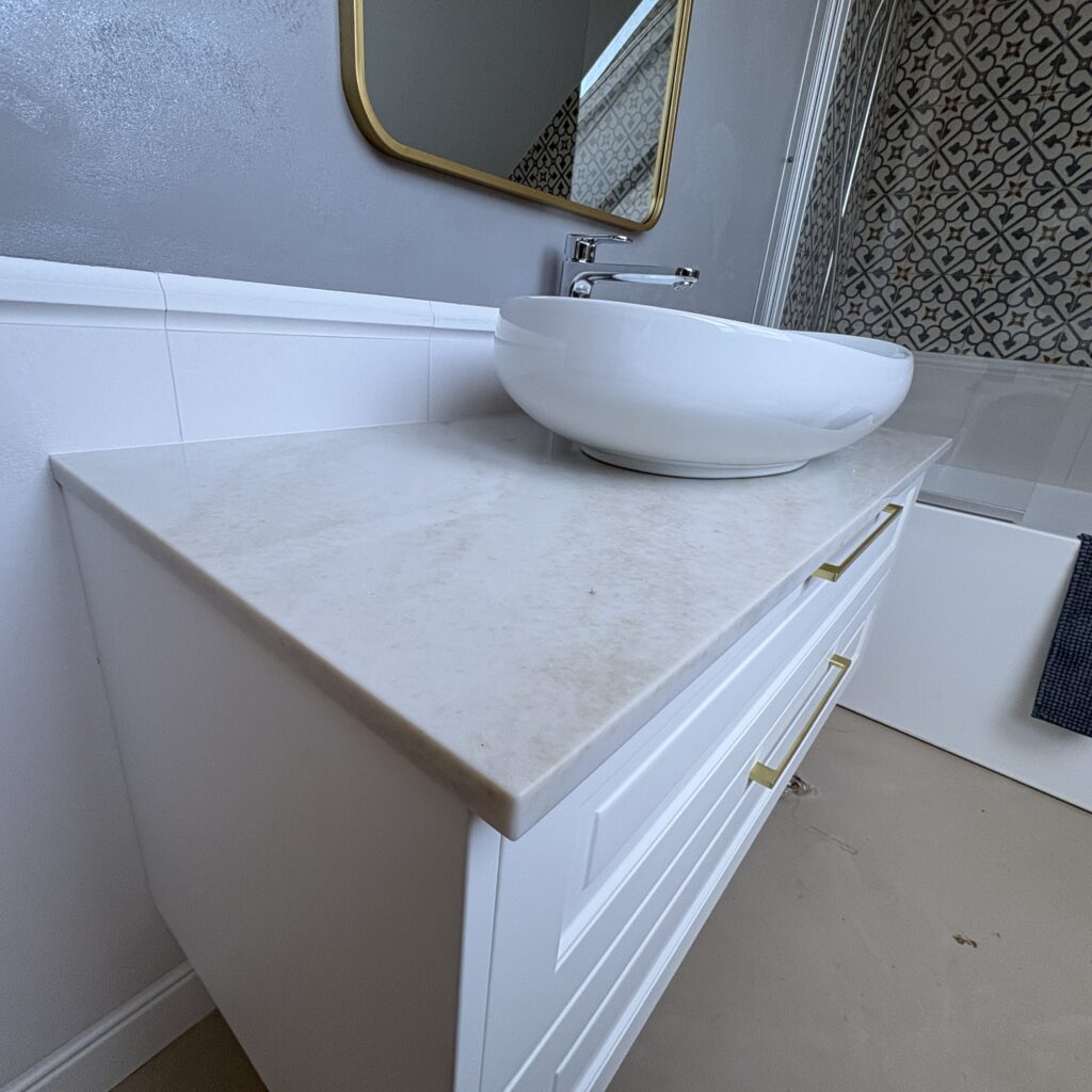 blat łazienkowy z konglomeratu Taj Mahal - widok z lewej strony