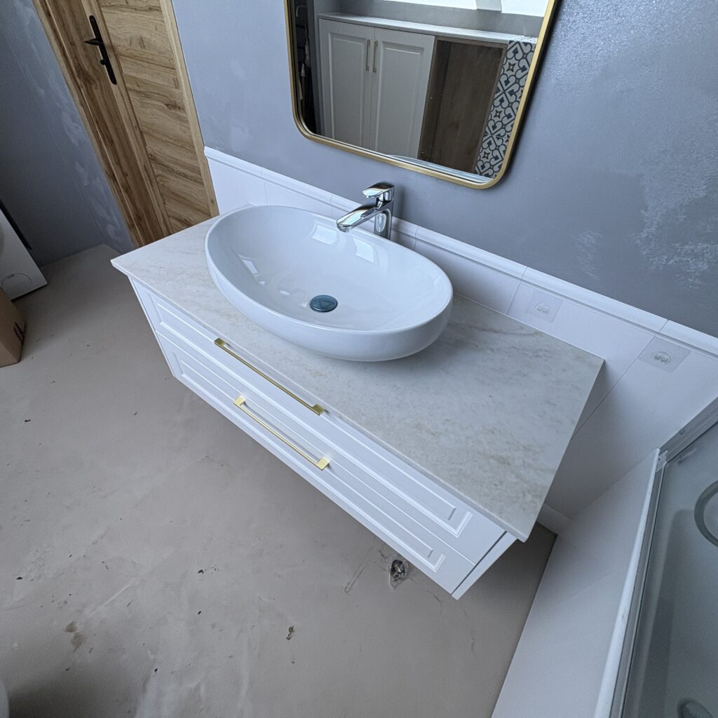 blat łazienkowy z konglomeratu Taj Mahal - widok z góry z prawej strony