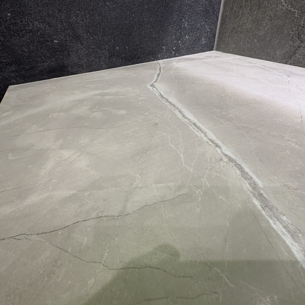 blat łazienkowy ze spieku z umywalką zintegrowaną - widok na powierzchnię blatu z bliska