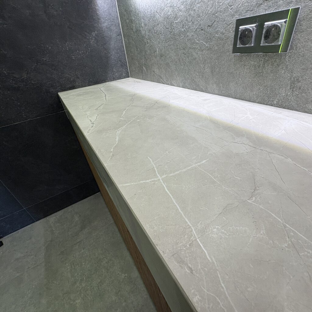 blat łazienkowy ze spieku z umywalką zintegrowaną - widok na powierzchnię blatu z daleka