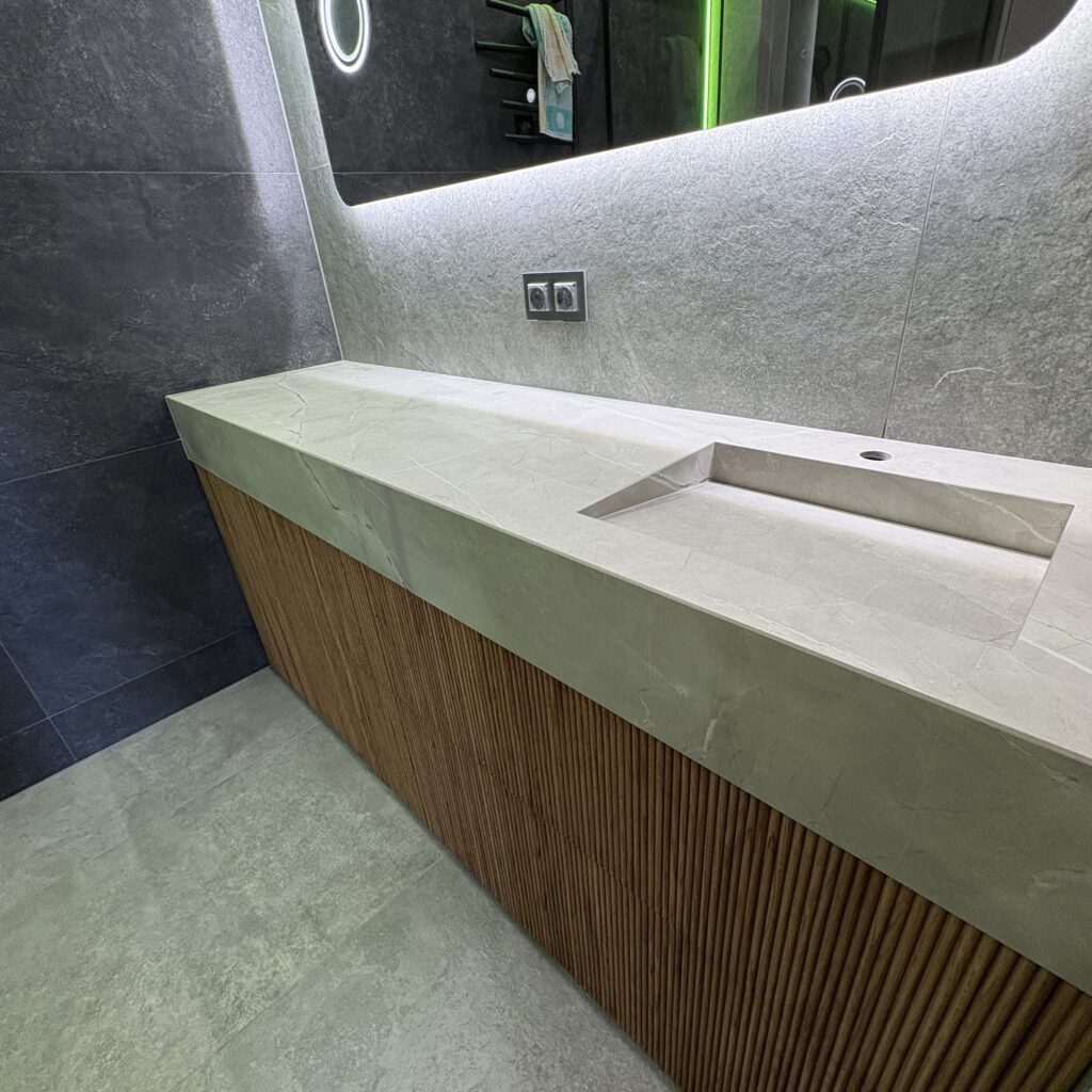 blat łazienkowy ze spieku z umywalką zintegrowaną - widok na całość z prawej strony