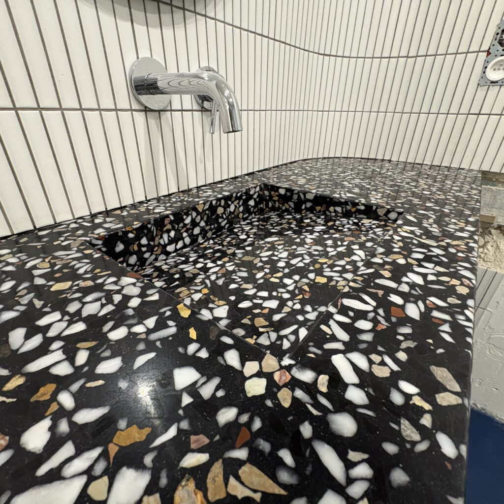 blat łazienkowy z lastryko z umywalkami zintegrowanymi - widok na umywalkę