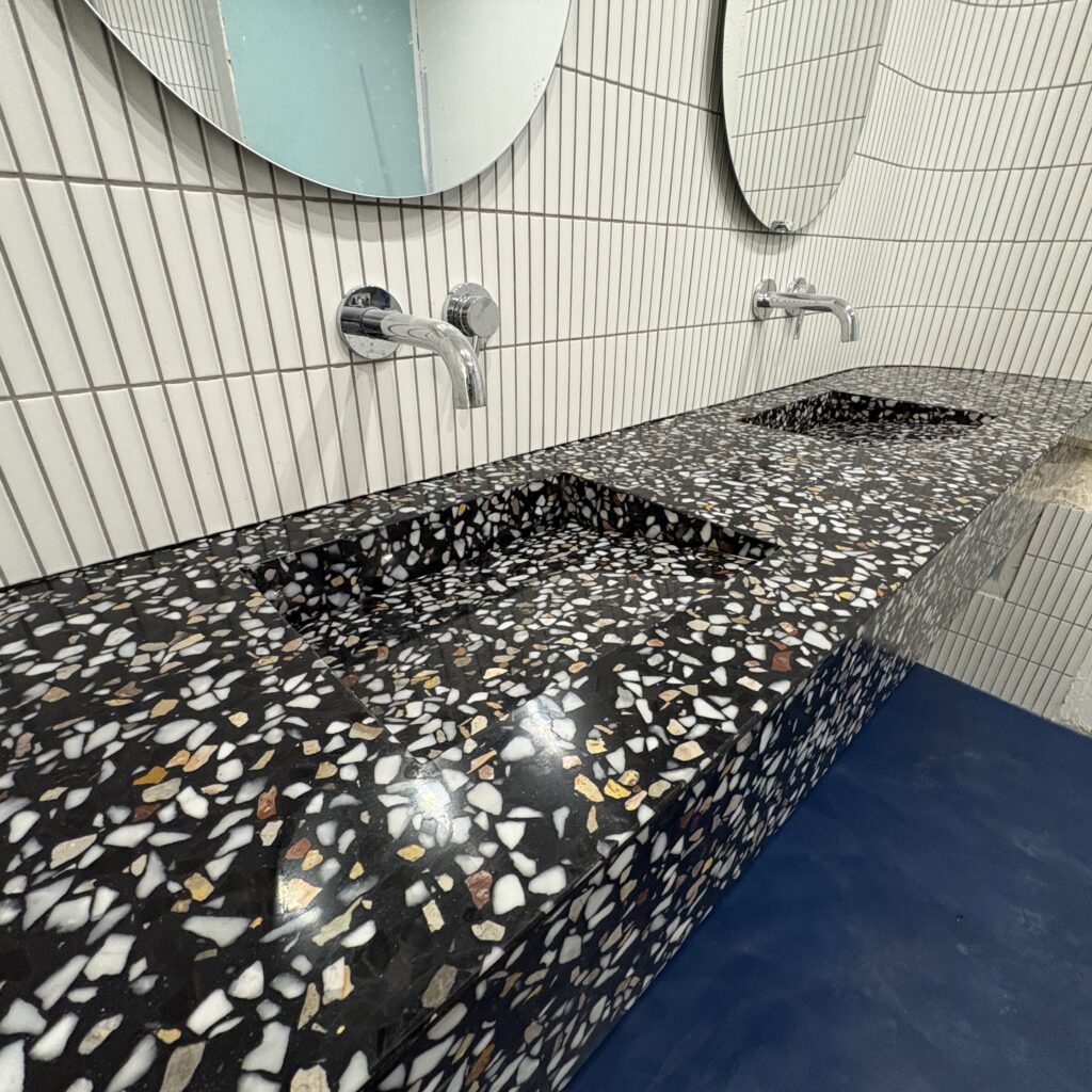 blat łazienkowy z lastryko z umywalkami zintegrowanymi - widok z na dwie umywalki