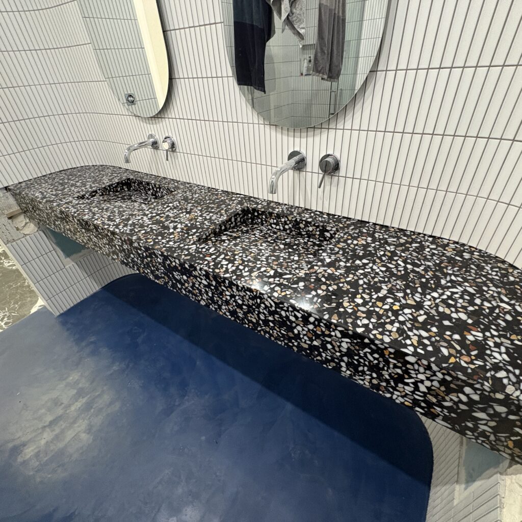 blat łazienkowy z lastryko z umywalkami zintegrowanymi - widok z prawej strony z góry