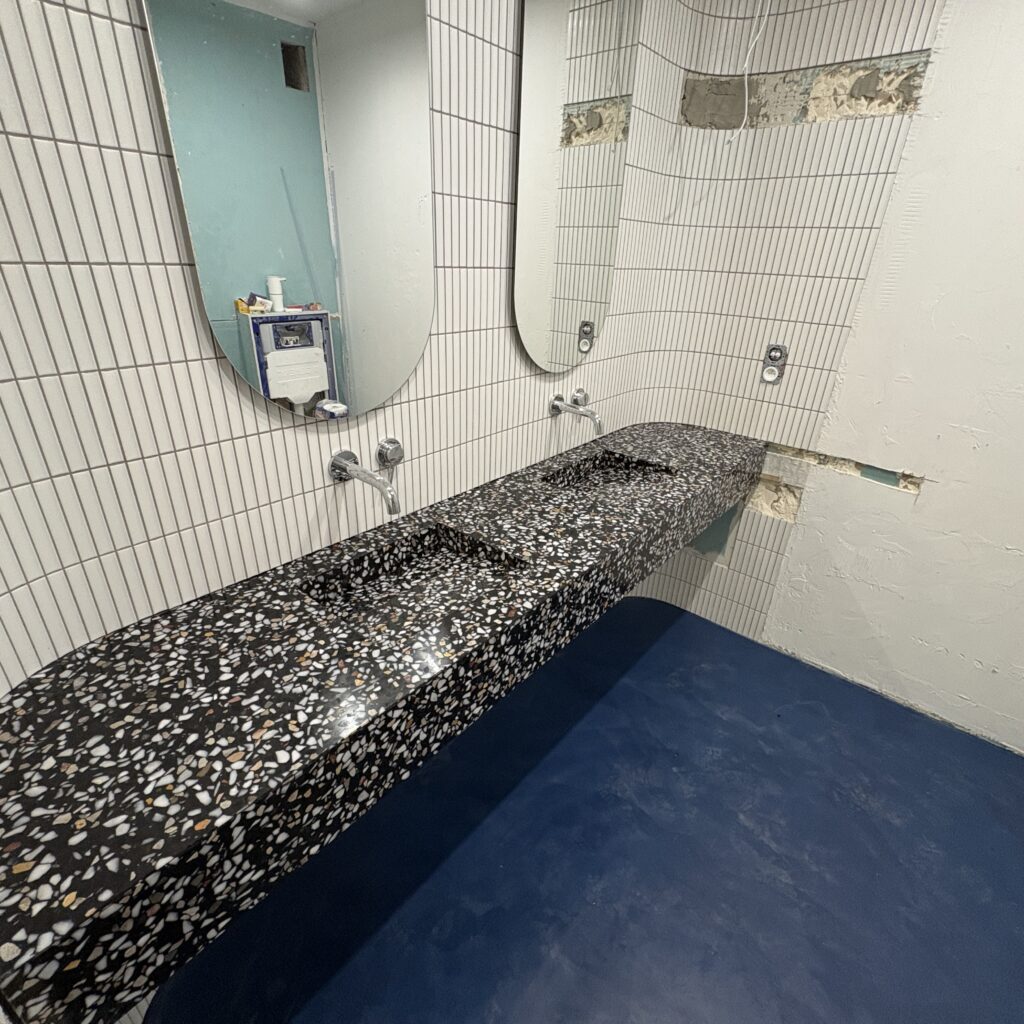 blat łazienkowy z lastryko z umywalkami zintegrowanymi - widok z lewej strony z góry