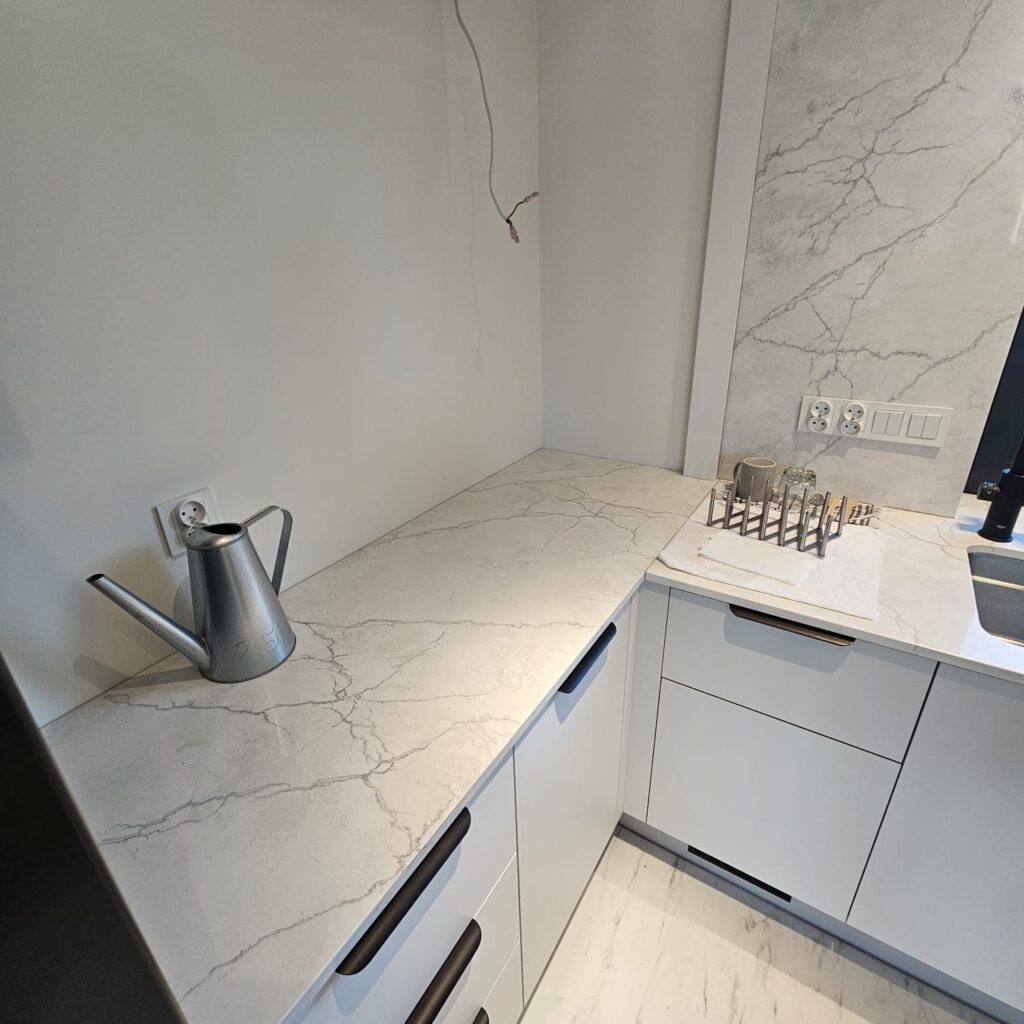 blaty i okładziny z konglomeratu Calacatta Concorde - widok na mały blat roboczy