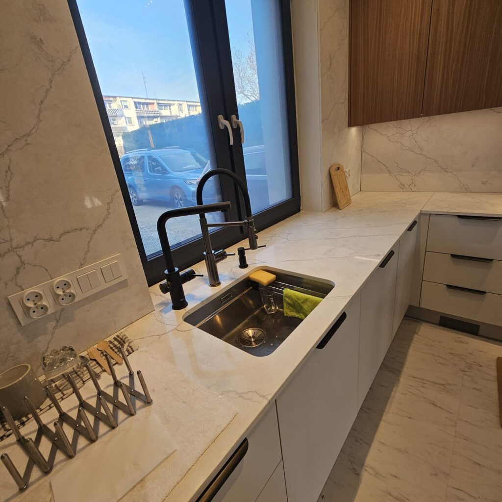 blaty i okładziny z konglomeratu Calacatta Concorde - widok na zlew podwieszany