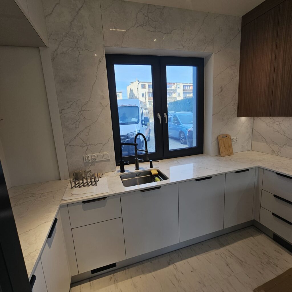 blaty i okładziny z konglomeratu Calacatta Concorde - widok przy oknie