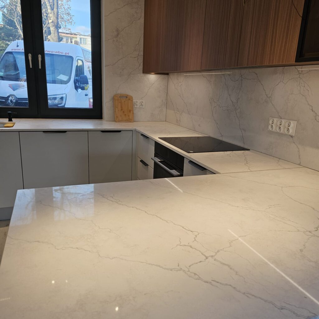 blaty i okładziny z konglomeratu Calacatta Concorde - widok z poziomu blatu wyspy