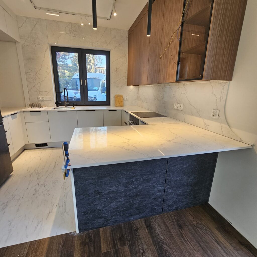 blaty i okładziny z konglomeratu Calacatta Concorde - widok na całą kuchnię z przodu