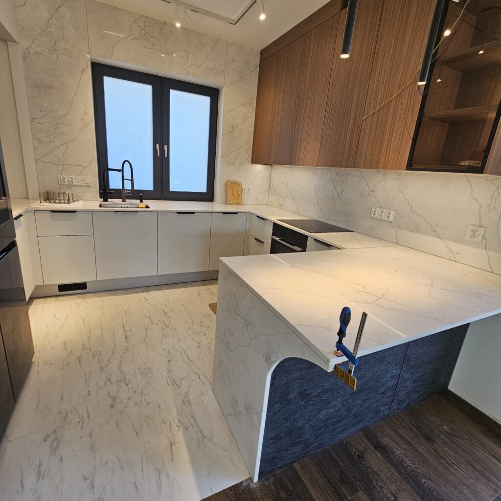 blaty i okładziny z konglomeratu Calacatta Concorde - widok na kuchnię z lewej strony