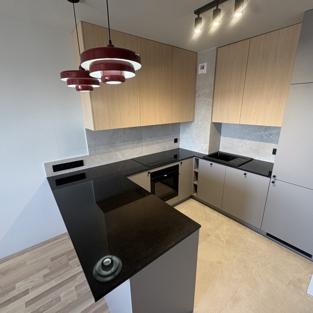 blaty kuchenne z granitu Nero Assoluto - widok na całą kuchnię z góry