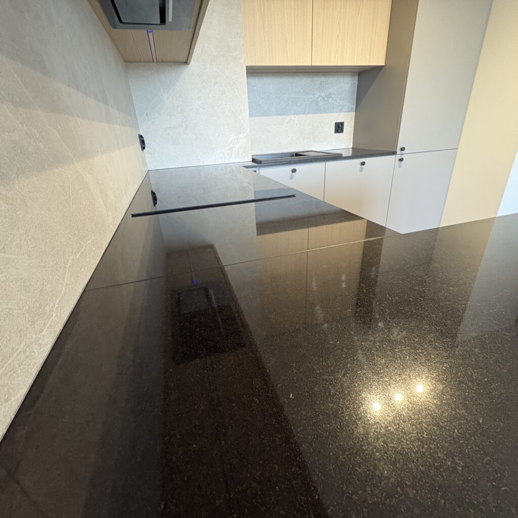 blaty kuchenne z granitu Nero Assoluto - widok na wszystkie blaty z poziomu wyspy