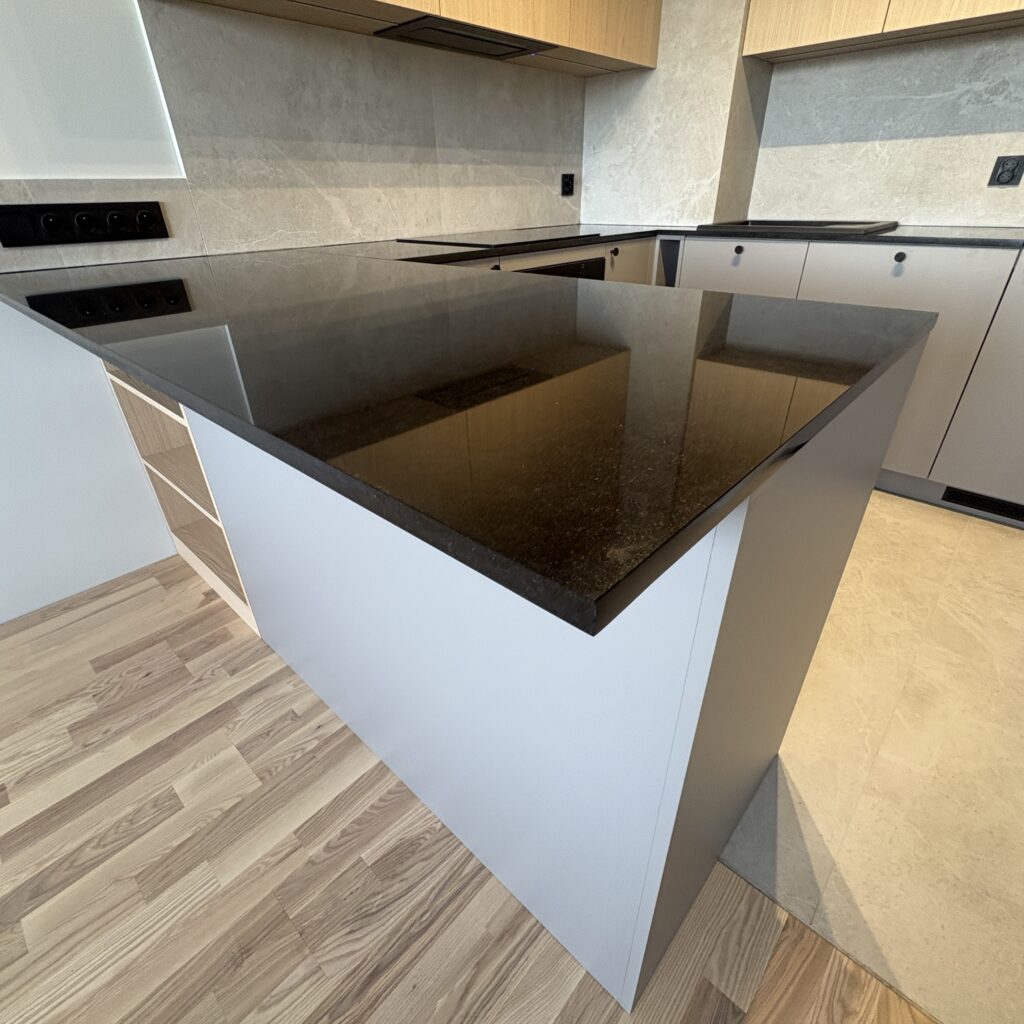 blaty kuchenne z granitu Nero Assoluto - widok na wyspę