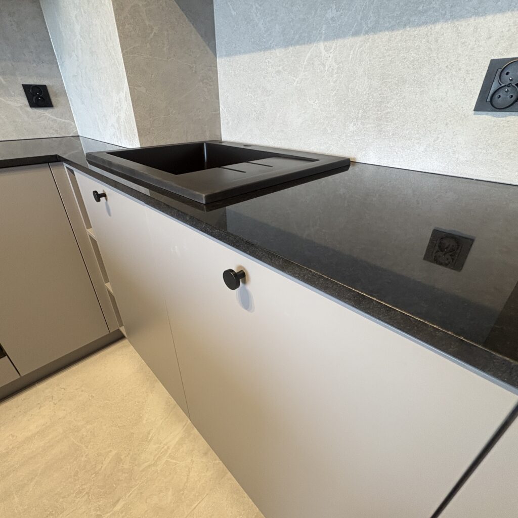 blaty kuchenne z granitu Nero Assoluto - widok na blat ze zlewem nakładanym