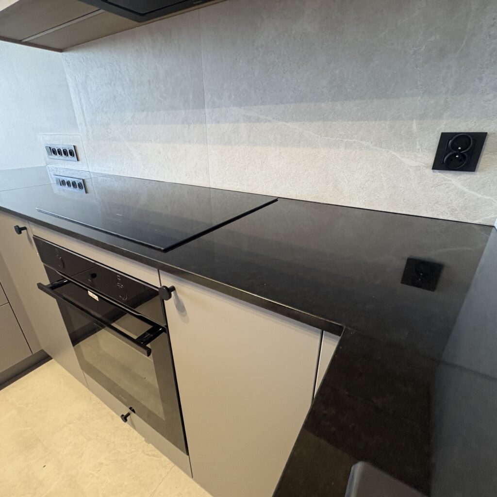 blaty kuchenne z granitu Nero Assoluto - widok na blat z indukcją