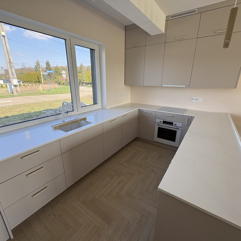 blaty z konglomeratu Calacatta Cannes Gold - widok na całość z góry