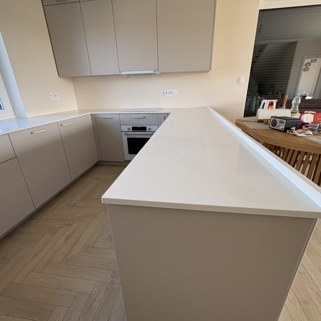 blaty z konglomeratu Calacatta Cannes Gold - widok na całość z bliska