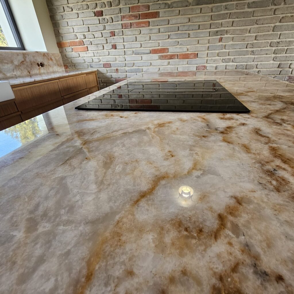 blaty kuchenne z kwarcytu naturalnego Sierra - widok na płaszczyznę blatu na wyspie